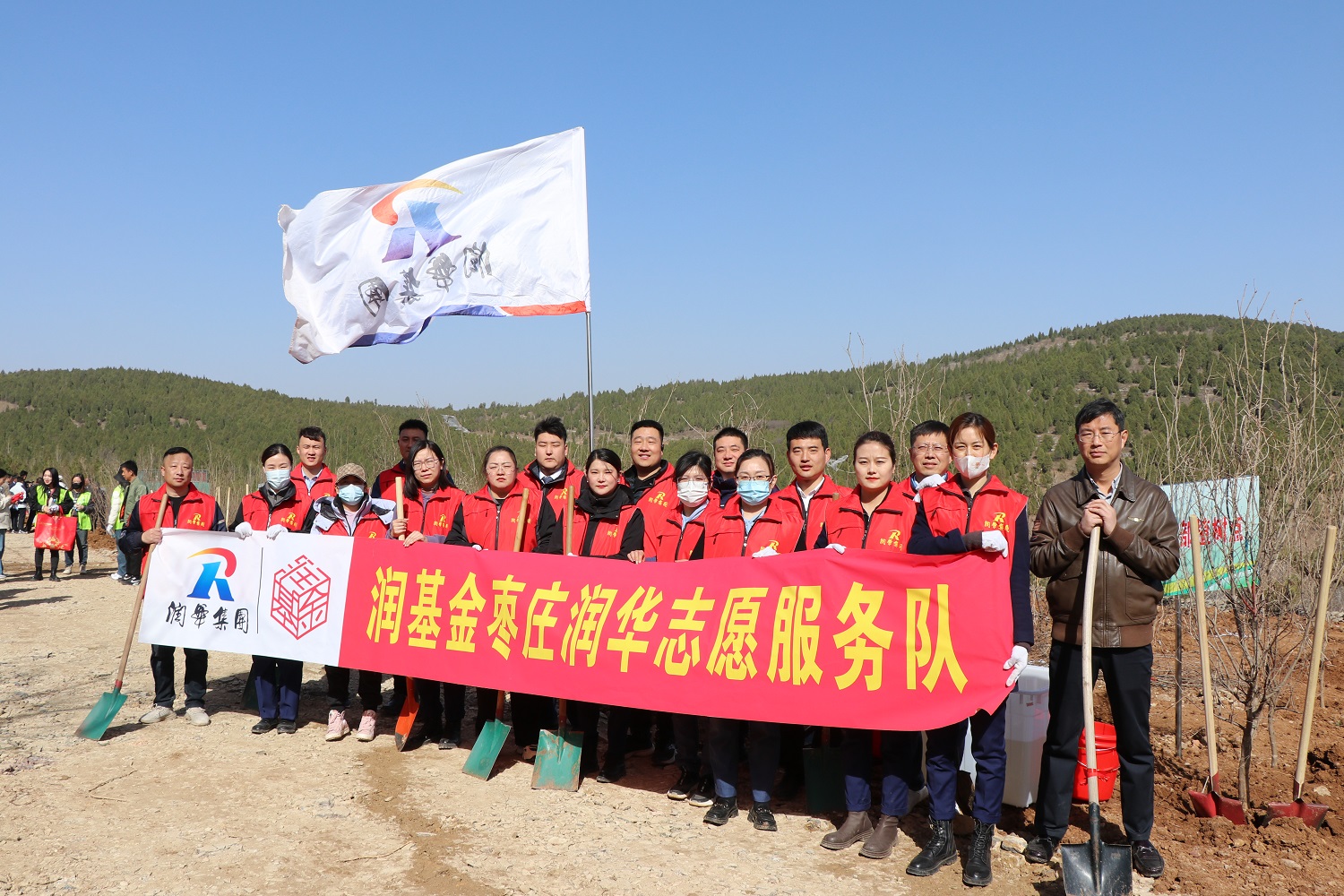 润基金枣庄尊龙凯时志愿效劳队积极加入枣庄高新区2024年春季义务植树运动